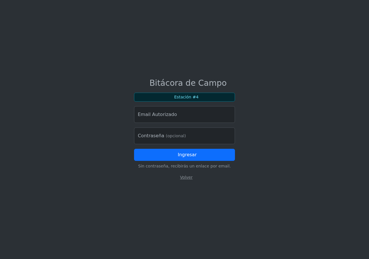 Pantalla de acceso con email autorizado y contraseña opcional